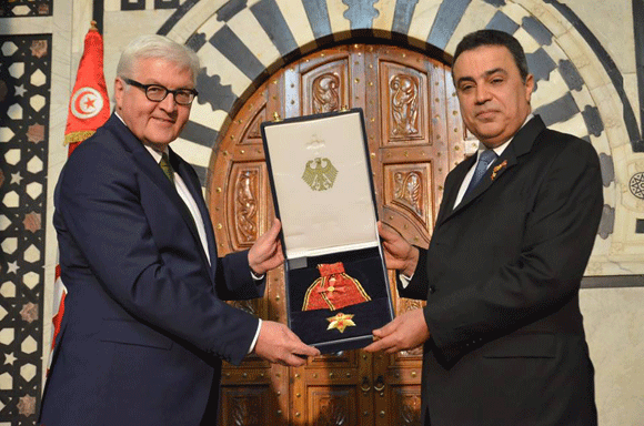 Mehdi Jomâa décoré à Tunis par le ministre allemand des Affaires étrangères