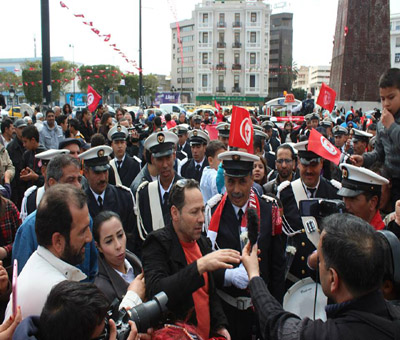 Les Tunisiens ftent l'indpendance et narguent les terroristes : Vous ne nous fates pas peur !