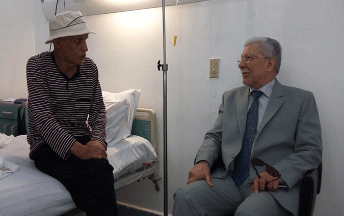 Taieb Baccouche rend visite au poète Sghaier Ouled Ahmed à l'hôpital