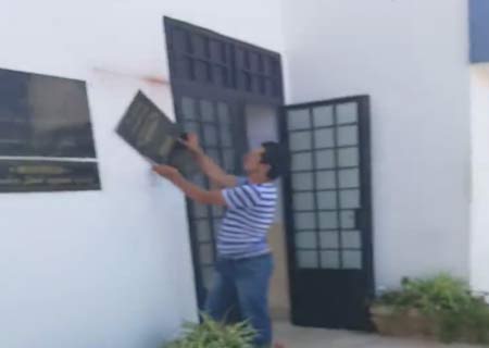 Au service des mines de Monastir, des fonctionnaires dévissent la plaque des horaires pour chasser les citoyens!