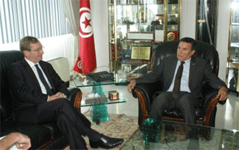 Examen du renforcement de la coopration militaire tuniso-britannique 