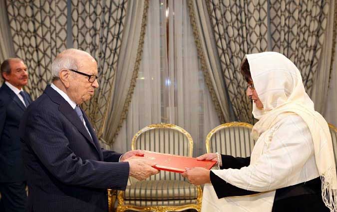 Tunisie  Bji Cad Essebsi remet leurs lettres de crance  8 nouveaux ambassadeurs