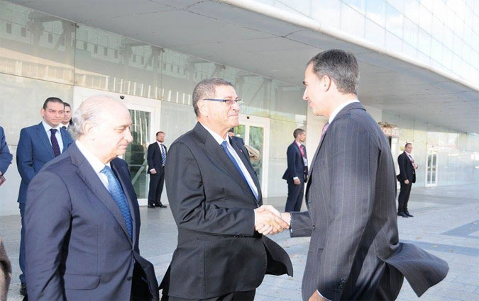 Habib Essid s'entretient avec le roi Felipe VI d'Espagne, en marge du forum du Club de Madrid