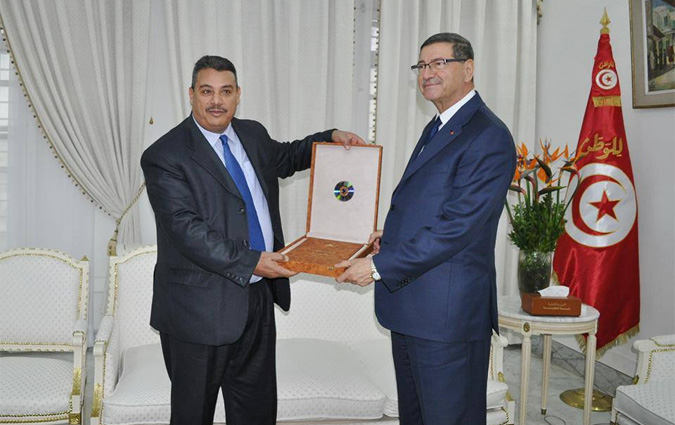 Salah Essayel remet  Habib Essid le rapport du CMF pour 2014
