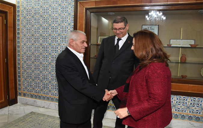 Habib Essid reçoit Wided Bouchamaoui et Houcine Abassi au palais de la Kasbah
