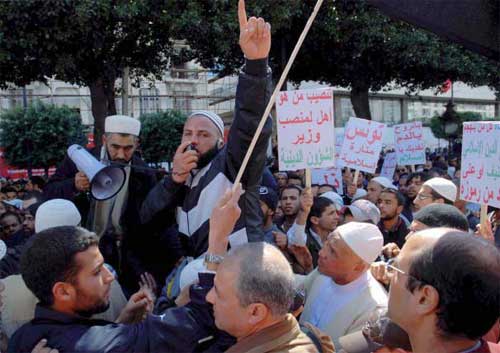 Un millier d'Islamistes devant le ministère de l'Intérieur à Tunis