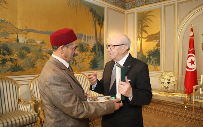 Bji Cad Essebsi dcore Tahar Haddad,  titre posthume, de l'ordre de la Rpublique
