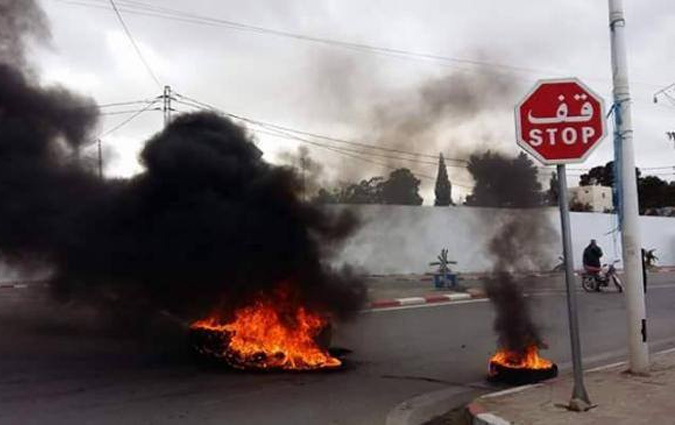 Tunis  Route coupe et pneus brls au niveau de l'artre menant  Gant