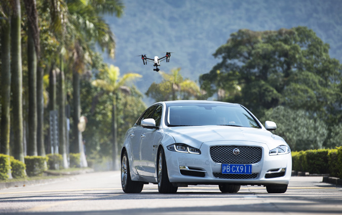 La Jaguar XJ joue au ‘chat et à la souris' avec un drone au cours d'un défi inédit