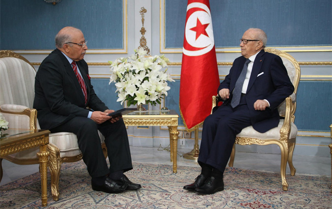 Chedly Ayari remet  Bji Cad Essebsi le rapport de la BCT pour 2015
