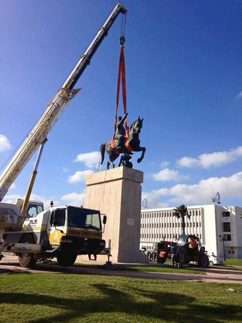 La statue questre de Bourguiba quitte La Goulette pour Tunis