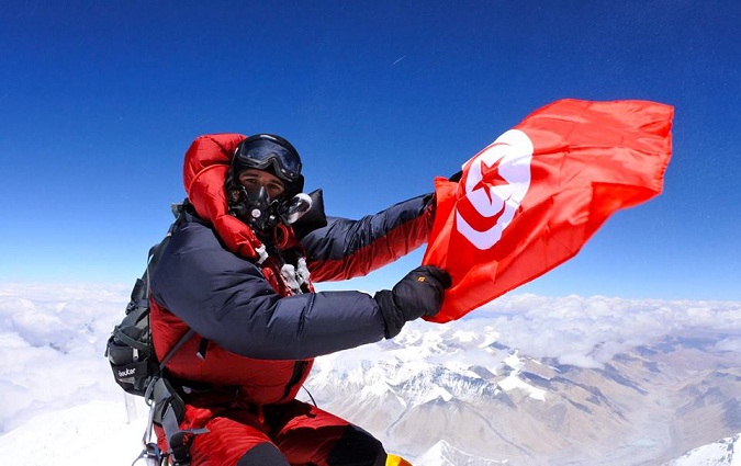 Photo du jour : Tahar Mana lve le drapeau tunisien sur le toit du monde