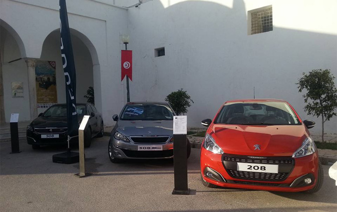 Les véhicules Peugeot nouveaux et anciens paradent à