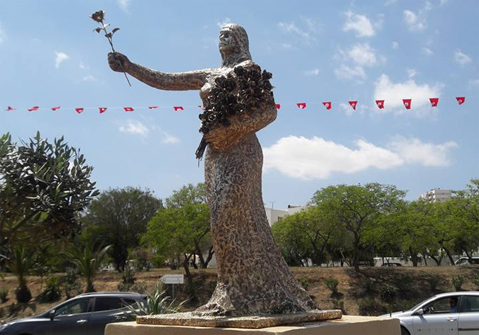 Une statue en cuivre représentant la fête de la rose orne l'entrée d'Ennasr