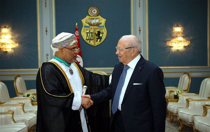 Béji Caïd Essebsi décore l'ambassadeur du sultanat d'Oman