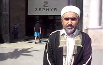 Adel Almi joue  la police religieuse et tente de filmer des non-jeneurs  la Marsa !