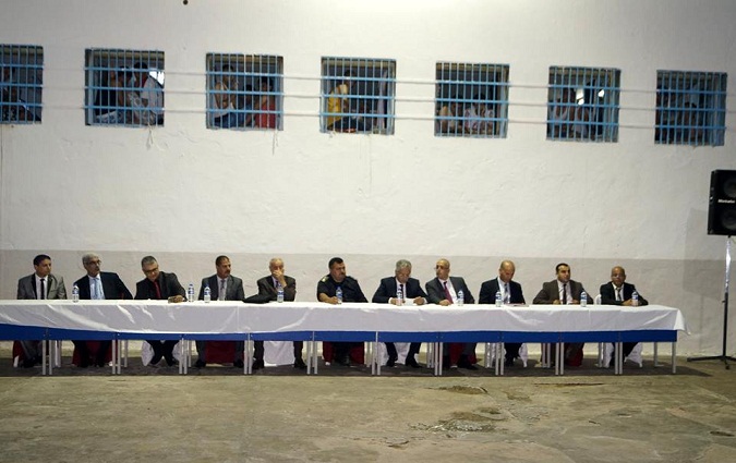 Amor Mansour photographi devant des prisonniers 