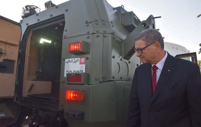 Habib Essid en visite d'inspection  la caserne de l'Aouina