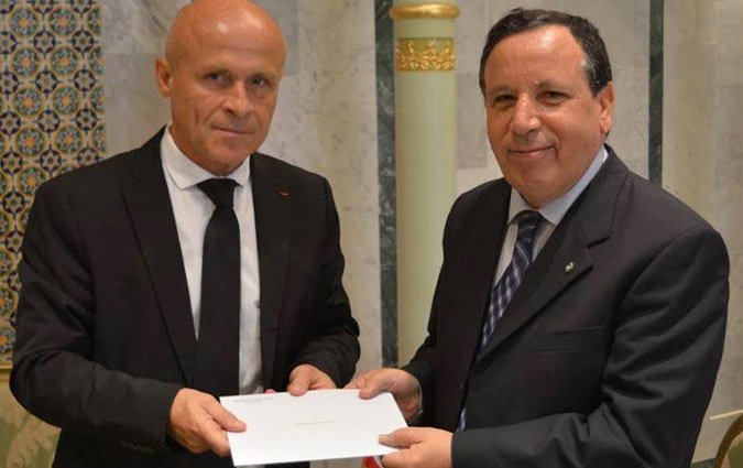 Jhinaoui reçoit la copie figurée des lettres de créance de Poivre d'Arvor