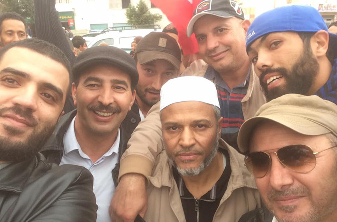 Photo du jour 1 : les révolutionnaires aux côtés de Saïd Chebli après avoir été blanchi de l'assassinat de Lotfi Nagdh