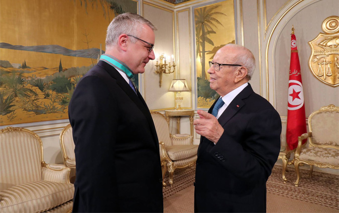 Béji Caïd Essebsi décore le représentant de la Konrad-Adenauer-Stiftung en Tunisie