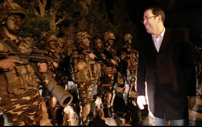 Youssef Chahed fte le nouvel an  la caserne de Bizerte