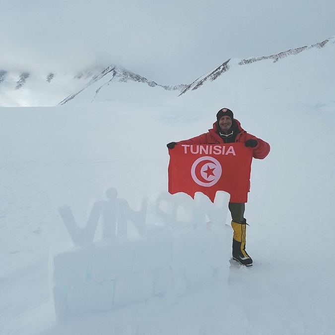 Anis Tabka hisse le drapeau tunisien sur le plus haut sommet de l'Antarctique