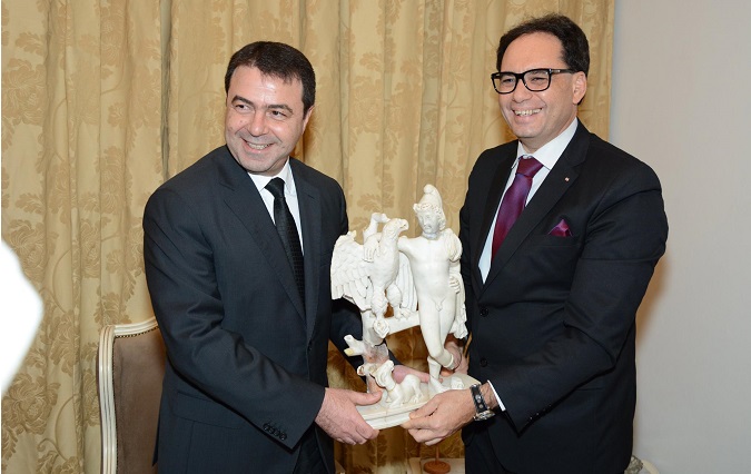 Hédi Majdoub remet la statuette de Ganymède à Mohamed Zine El Abidine