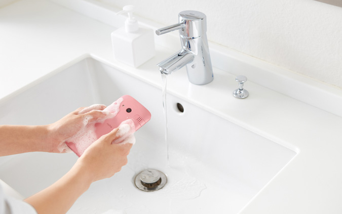 Kyocera Rafre, le 1er smartphone du monde lavable avec du savon pour les mains !