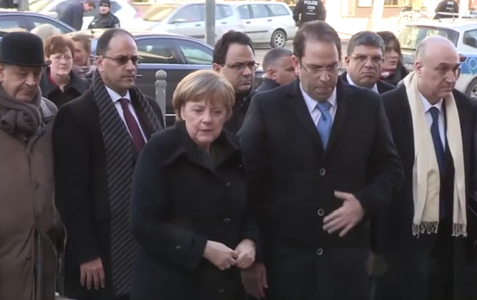 Youssef Chahed dépose une gerbe de fleurs sur le lieu de l'attentat de Berlin