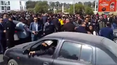 Blocage de la route X par des tudiants du campus universitaire de Tunis en colre

