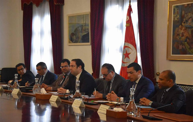 Youssef Chahed préside une réunion dédiée aux secteurs textile, du cuir et de la chaussure