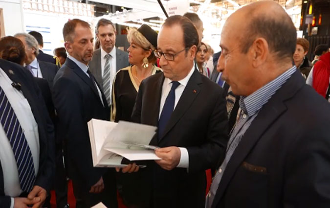 François Hollande au stand de la Tunisie au Salon du Livre de Paris