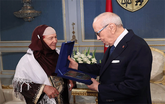Béji Caïd Essebsi reçoit la mère du martyr de l'armée nationale Saïd Ghozlani