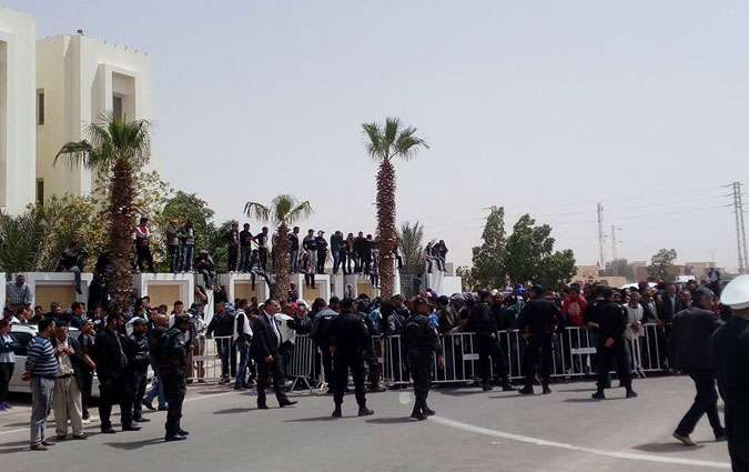 Tataouine : La tension est à son comble, Youssef Chahed évacué des locaux du gouvernorat