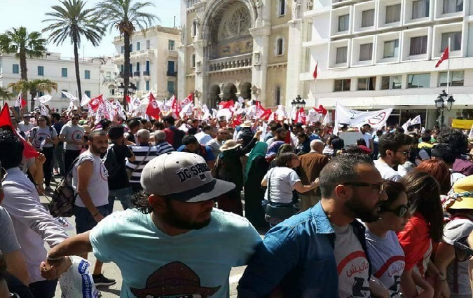 L'opposition manifeste contre la loi de la rconciliation conomique