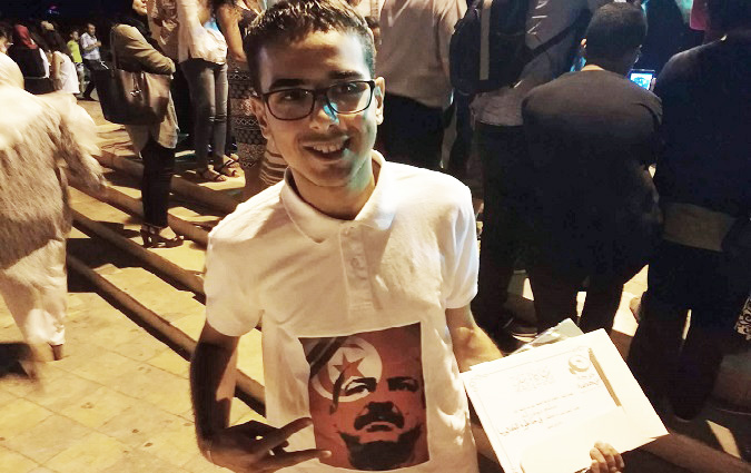 Un bachelier honoré par Ennahdha en T-shirt Chokri Belaïd