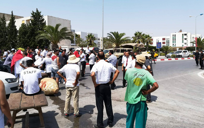 Sousse : Les employés d'un hôtel coupent la route touristique