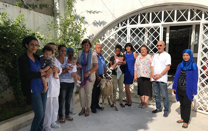 L'ambassadrice du Canada offre un mouton  un foyer de femmes dans le besoin