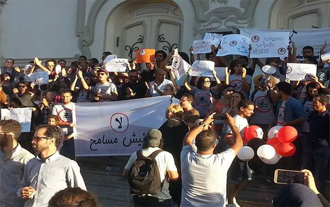 Le collectif  Manich Msamah  manifeste avenue Habib Bourguiba contre la loi de la rconciliation