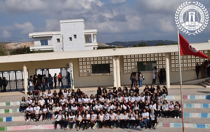 Photo du jour - Au lycée pilote, de Bizerte on appelle à un uniforme commun pour les filles et les garçons!