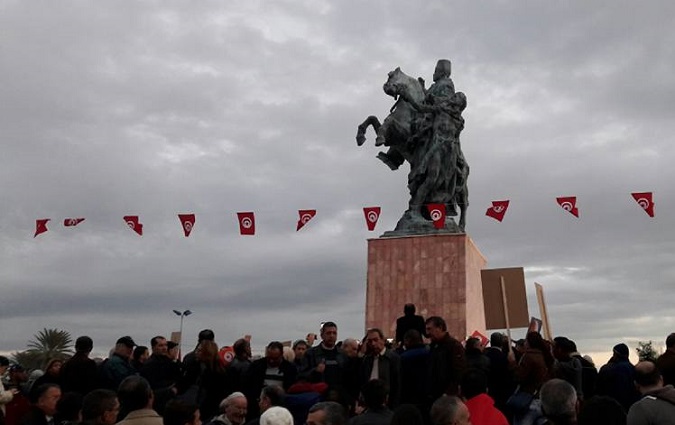 La statue de Habib Bourguiba trne au centre-ville de Sfax
