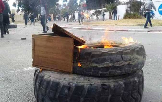 Kasserine  Protestations suite au dcs dune lve de six ans

