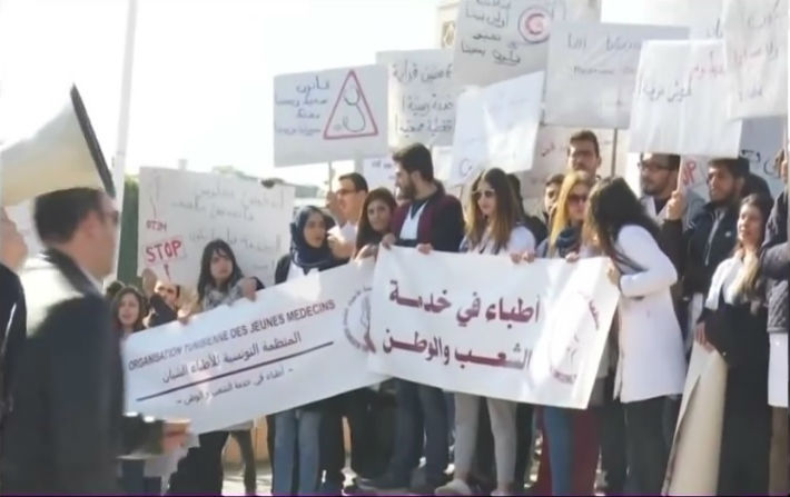 Les  jeunes mdecins tiennent une marche de protestation et entament un sit-in

