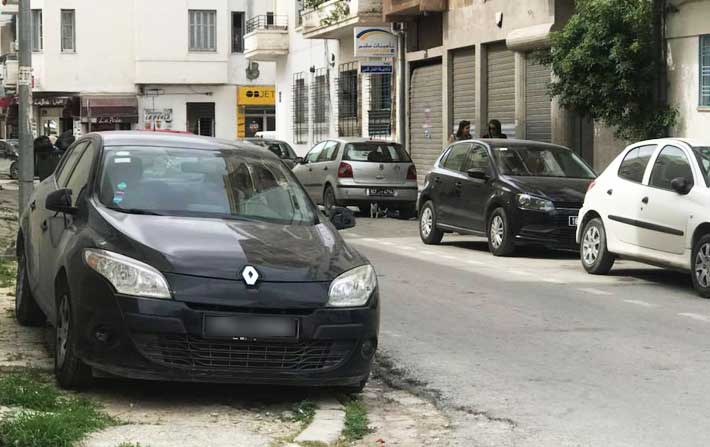 Un citoyen tunisien a-t-il demand une autorisation pour marcher sur le trottoir ?

