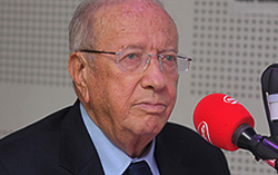Tunisie – Béji Caïd Essebsi ovationné devant le siège de Mosaïque Fm