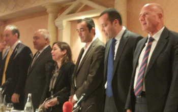 Les leaders de l'opposition réunis lors d'un meeting