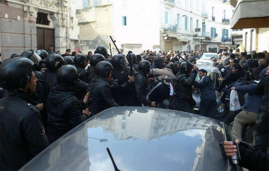 Tunisie – Agression des journalistes : Le MI ouvrira une enquête et les invite à porter les dossards distinctifs
