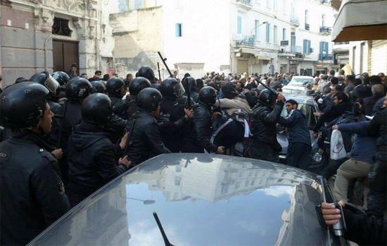 Tunisie – Agression des journalistes : Le MI ouvrira une enquête et les invite à porter les dossards distinctifs
