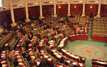 Les trois présidents fêtent le 23-Octobre dans une Assemblée terriblement vide (vidéo)